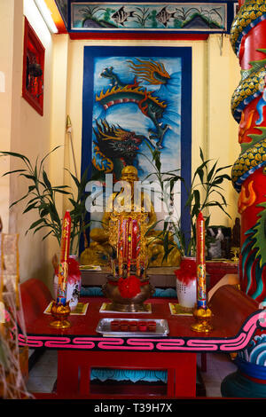 KO Chang, Thailand - 10 april, 2018: Die chinesischen buddhistischen Tempel im Norden der Insel - Hieroglyphen und Muster mit primären rote Farbe Stockfoto
