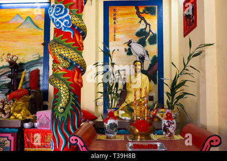 KO Chang, Thailand - 10 april, 2018: Die chinesischen buddhistischen Tempel im Norden der Insel - Hieroglyphen und Muster mit primären rote Farbe Stockfoto