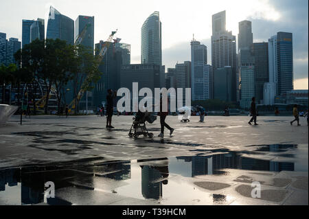 05.04.2019, Singapur, Republik Singapur, Asien - Menschen an der Waterfront in der Marina Bay und die Skyline des Central Business District. Stockfoto