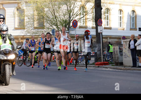 Berlin, Berlin/Germany, April 7, 2019. Halbmarathon Berlin. William Wanjiku, der spätere Sieger, und die anderen Mitglieder der Gruppe Top. Stockfoto