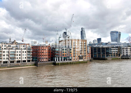 Blick von der Millennium Bridge über die Themse mit Blick auf die North Bank, London, England, UK. Stockfoto