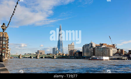 Der Shard gesehen von Paul's Walk, Nord-Bank der Themse in London, England, Grossbritannien. Stockfoto