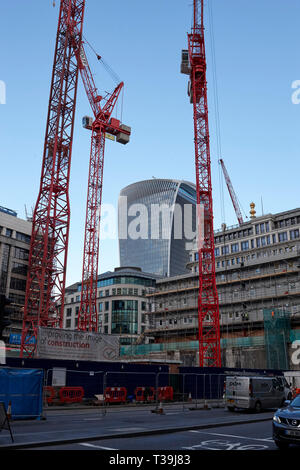 Blick auf den Bau der HB REAVIS Gebäude mit 20 Fenchurch Street Gebäude (aka das Walkie-Talkie) der Hintergrund. London, England, UK. Stockfoto