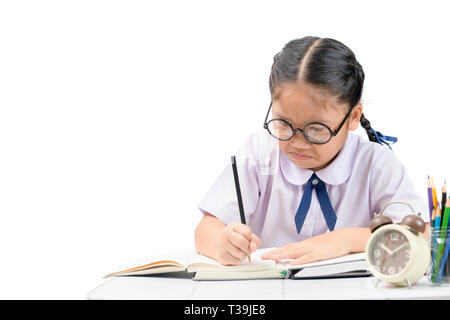 Gelangweilt und müde asiatische Schüler Mädchen Hausaufgaben auf weißem Hintergrund, Bildung Konzept Stockfoto