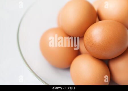 Eier, frische braune Henne in der Glasplatte Nahaufnahme Stockfoto