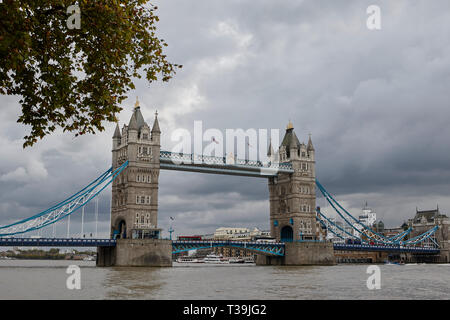 Londons ikonische Tower Bridge an einem bewölkten Tag, vom Tower of London aus gesehen vom Nordufer der Themse, London, England Stockfoto