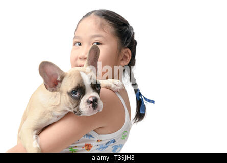 Gerne asiatische Kind Mädchen, dass französische Bulldogge auf weißem Hintergrund, Pet und Tier Konzept isoliert Stockfoto