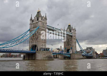 Londons ikonische Tower Bridge an einem bewölkten Tag, vom Tower of London am Nordufer der Themse aus gesehen, London, England, Großbritannien. Stockfoto