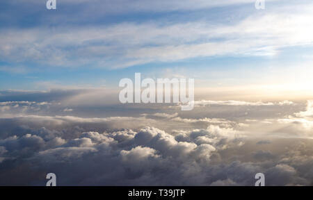 Gewitter von oben mit einer Decke der Wolken Stockfoto