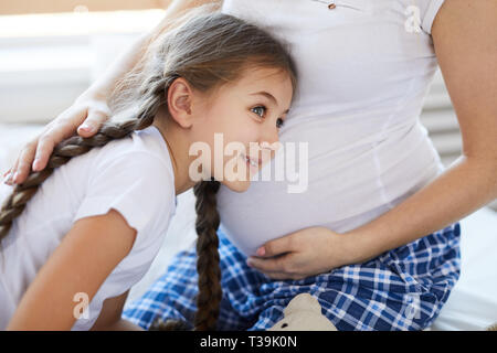 Schwester auf dem Weg Stockfoto