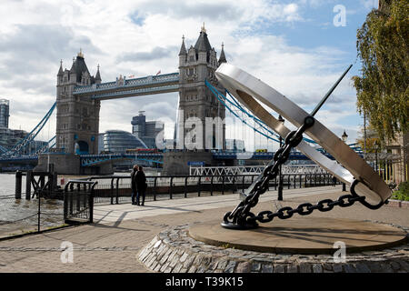 Die Londoner Tower Bridge mit dem Zeitmesser Sonnenuhr im Vordergrund am Nordufer der Themse, England, UK. Stockfoto