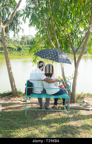 Einige Zeit miteinander zu verbringen bei der Lakeside Sitzbank, Yangon, Myanmar (Birma) Stockfoto