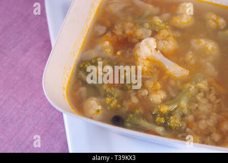 Suppe mit roten Linsen, Brokkoli, Blumenkohl auf dem Tisch. Ansicht von oben Stockfoto