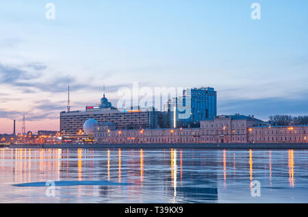 SAINT-Petersburg, Russland, April 6, 2019: Nacht Blick auf die Newa, Pirogovskaya Damm und Sankt-petersburg Hotel Stockfoto