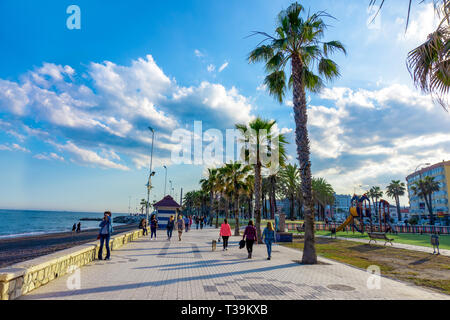 Spanien, Málaga - 04.04.2019: Weg entlang dem Strand Malagueta in Malaga, Spanien, Europa an einem hellen Sommertag Palmen Stockfoto