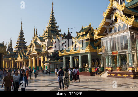 Pilger an der Shwedagon Pagode, die offiziell genannten Shwedagon Zedi Daw und auch als der Große Dagon Pagode, Yangon, Myanmar bekannt Stockfoto