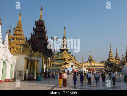 Pilger an der Shwedagon Pagode, die offiziell genannten Shwedagon Zedi Daw und auch als der Große Dagon Pagode, Yangon, Myanmar bekannt Stockfoto