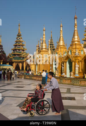 Pilger an der Shwedagon Pagode, die offiziell genannten Shwedagon Zedi Daw und auch als der Große Dagon Pagode, Yangon, Myanmar bekannt Stockfoto