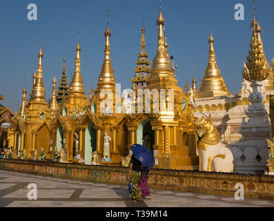 Pilger an der Shwedagon Pagode, die offiziell genannten Shwedagon Zedi Daw und auch als der Große Dagon Pagode, Yangon, Myanmar bekannt Stockfoto