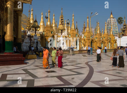 Pilger an der Shwedagon Pagode, die offiziell genannten Shwedagon Zedi Daw und auch als der Große Dagon Pagode, Yangon, Myanmar bekannt Stockfoto