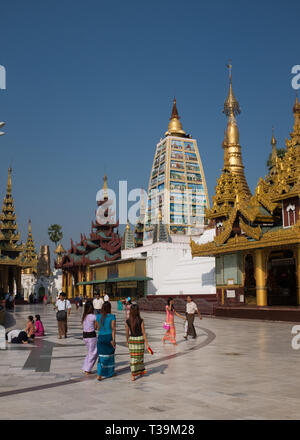 Pilger an der Shwedagon Pagode, die offiziell genannten Shwedagon Zedi Daw und auch als der Große Dagon Pagode, Yangon, Myanmar bekannt Stockfoto