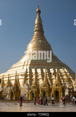 Pilger an der Shwedagon Pagode, die offiziell genannten Shwedagon Zedi Daw und auch als der Große Dagon Pagode, Yangon, Myanmar bekannt Stockfoto