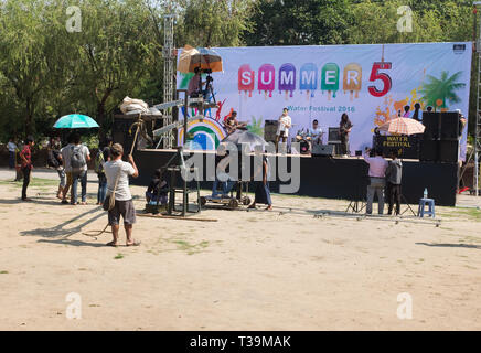 Music Group ein Promotion Video im Park am Ufer des Kandawgyi See, Yangon, Myanmar Stockfoto