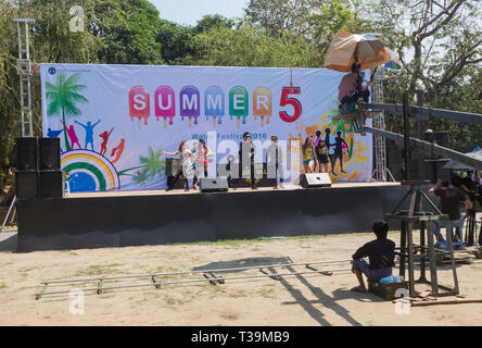 Music Group ein Promotion Video im Park am Ufer des Kandawgyi See, Yangon, Myanmar Stockfoto