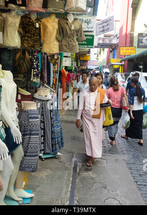 Buddhistische Nonne mit bettelschale in Yangon, Myanmar (Birma) Stockfoto
