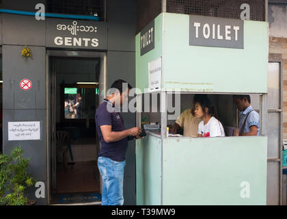 Pay Toilette in der Bogyoke Aung San Markt in Yangon, Myanmar (Birma) Stockfoto