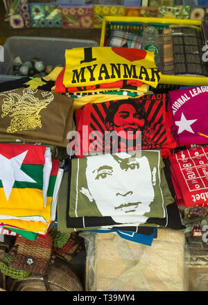 Souvenir t shirt Stall mit Bildern von Aung San Suu Kyi, der Bogyoke Aung San Markt, Yangon, Myanmar (Birma) Stockfoto