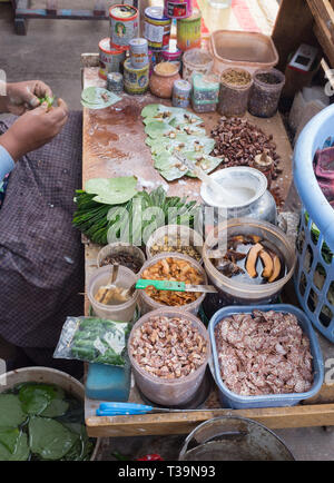 Zutaten für Paan (betel Kauen), eine Vorbereitung die Kombination Betelblatt mit arecanuß und manchmal auch mit Tabak in ganz verbraucht Stockfoto