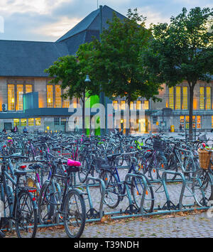 Große Fahrräder Parken am Bahnhof in Sonnenuntergang Dämmerung, Dortmund, Deutschland Stockfoto