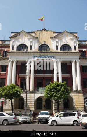 Gebäude im Kolonialstil, zentrale Telefon- und Telegrafenamt in der Pansodan Street, Yangon (Rangun), Myanmar (Birma) Stockfoto