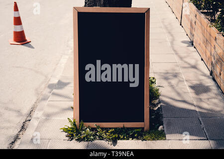 Leere Holz- tafel Bürgersteig restaurants Werbung street Stockfoto