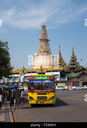 Bushaltestelle in der Nähe der Sule Pagode in Yangon (Rangun), Myanmar (Birma) Stockfoto