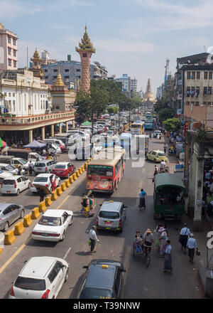 Verkehr in Maha Bandula/Bandoola Road, Sule Pagode im Hintergrund, Yangon (Rangun), Myanmar (Birma) Stockfoto