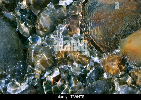 Nahaufnahme von Wellen des Wassers in einem Rock Pool am Strand, Brighton. Stockfoto