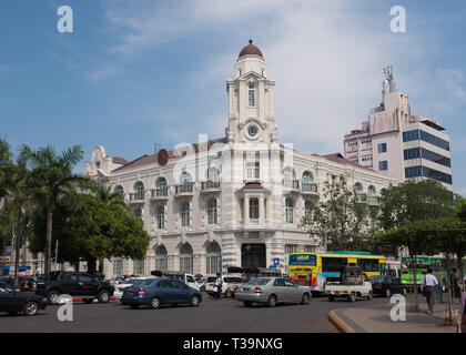 Aya Bank Gebäude, dem ehemaligen Rowe & Co. Department Store, koloniale Altstadt Gebäude in der Innenstadt von Yangon (Rangun), Myanmar (Birma) Stockfoto