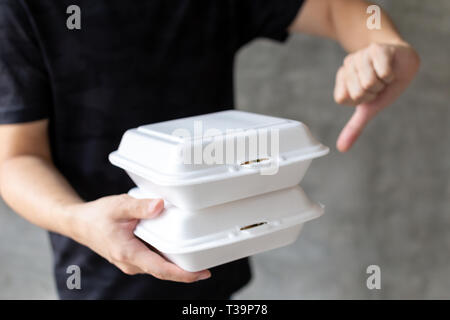 Erntegut männlich Nein zum Schaum Container, weil sie giftig sein, die für die Umwelt schädlich und unverzichtbar Stockfoto