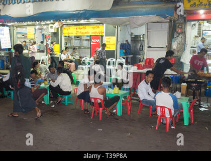 Street Food Restaurants in der Innenstadt von Yangon (Rangun), Myanmar (Birma) Stockfoto