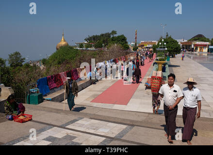 Touristen und Pilger bei Kyaiktiyo Pagode (auch bekannt als Golden Rock), Kyaiktiyo Hill, Mon, Myanmar, Birma. Stockfoto