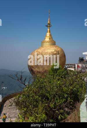 Kyaiktiyo Pagode (auch bekannt als Golden Rock), Kyaiktiyo Hill, Mon, Myanmar, Birma. Stockfoto