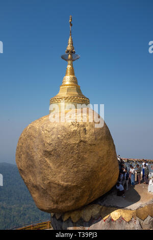 Kyaiktiyo Pagode (auch bekannt als Golden Rock), Kyaiktiyo Hill, Mon, Myanmar, Birma. Stockfoto