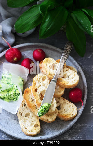 Butter mit Bärlauch, Scheiben Brot und Rettich, Zutaten für ein Sandwich. Selektive konzentrieren. Stockfoto