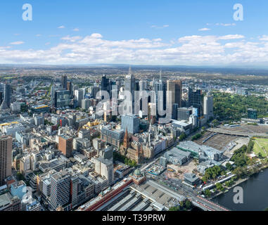 Melbourne Stadtbild. Luftaufnahme über Flinders Street Station, Federation Square und Central Business District von Eureka Tower, Melbourne, Australien Stockfoto