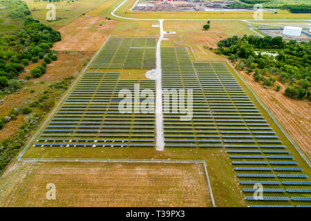 Drone Luftaufnahme von einem Solarkraftwerk in Hardee County, Florida Stockfoto