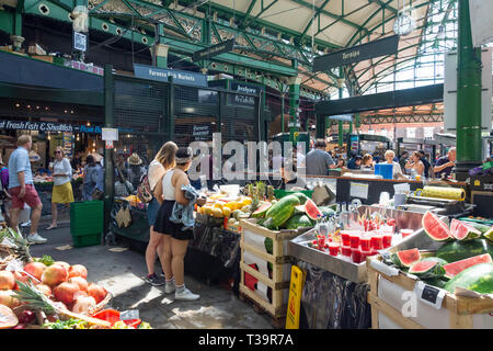 Obst und Gemüse in Borough Markt, Middle Street, Southwark, Royal Borough von Southwark, Greater London, England, Vereinigtes Königreich Abschaltdruck Stockfoto