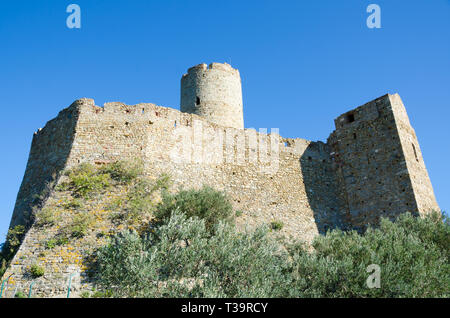 NOLI, Ligurien, 23. Oktober 2018. Das Schloss von Monte Ursino mit Blick auf die hübschen mittelalterlichen Dorf von Noli an der ligurischen Küste. Den Status eines der Stockfoto