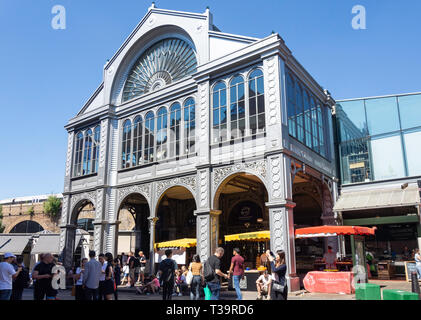 Der Süden Portico Eingang am Borough Market, Middle Street, Southwark, Royal Borough von Southwark, Greater London, England, Vereinigtes Königreich Stockfoto